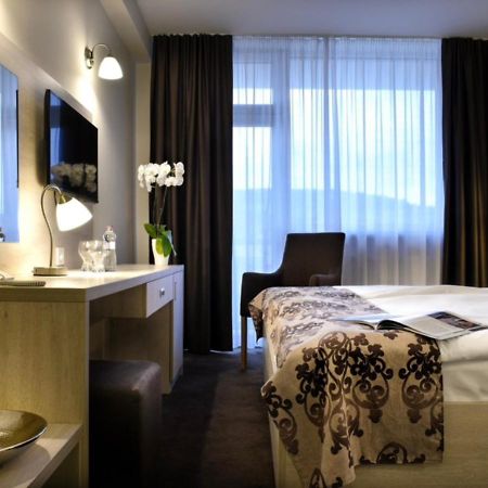 Hotel Magnolia Пьештяни Экстерьер фото