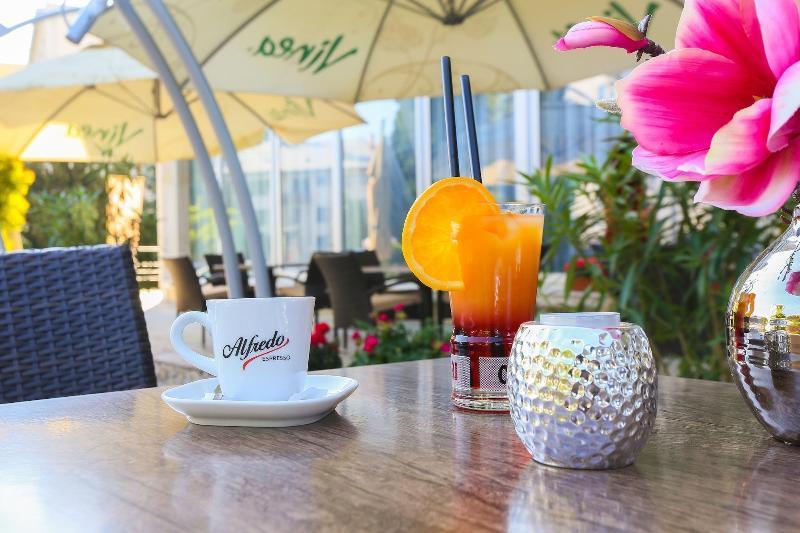Hotel Magnolia Пьештяни Экстерьер фото