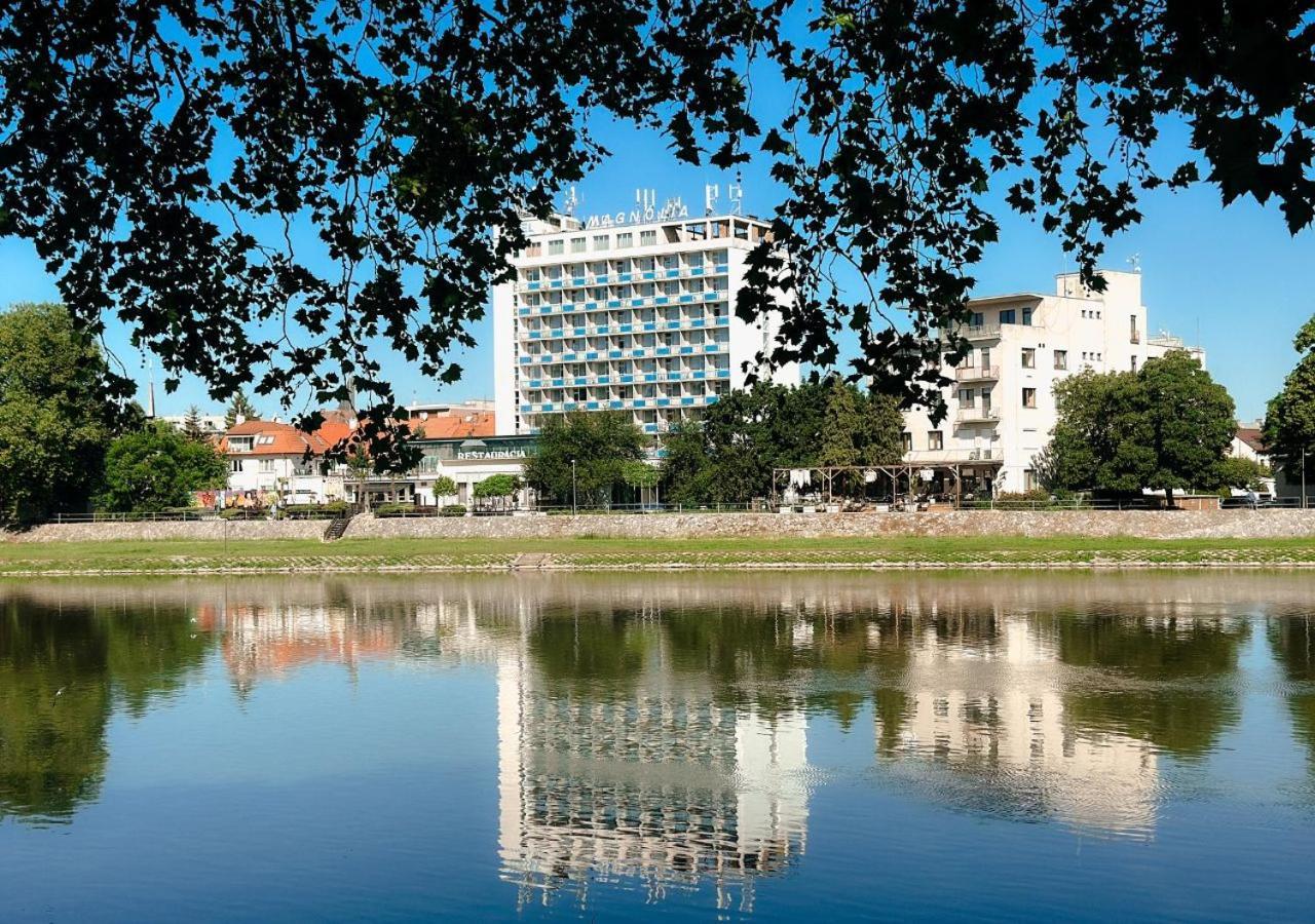 Hotel Magnolia Пьештяни Экстерьер фото
